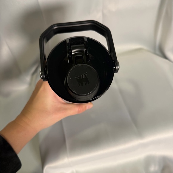 NEW STANLEY The Activate Shaker Bottle | 20 OZ in Black - Picture 7 of 7